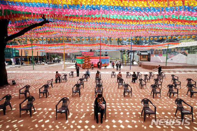 [서울=뉴시스]김병문 기자 = 정부가 신종 코로나바이러스 감염증(코로나19) 확산 방지를 위한 사회적 거리두기를 일부 완화한 이후 첫 주말인 26일 오후 서울 종로구 조계사에서 불자들이 거리를 유지하고 있다. 2020.04.26.&nbsp; dadazon@newsis.com 