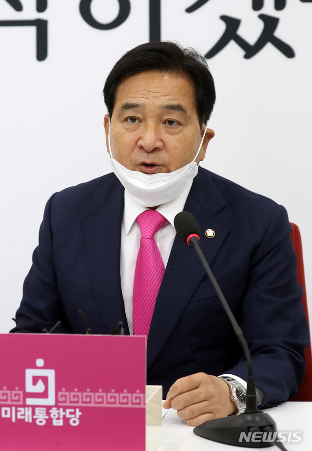 [서울=뉴시스] 고승민 기자 = 심재철 미래통합당 당대표 권한대행이 26일 서울 여의도 국회에서 현안 기자간담회를 하고 있다. 2020.04.26. kkssmm99@newsis.com