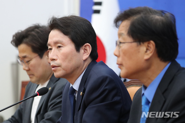 [서울=뉴시스] 고승민 기자 = 이인영 더불어민주당 원내대표가 26일 서울 여의도 국회에서 현안 기자간담회를 하고 있다. 2020.04.26.kkssmm99@newsis.com