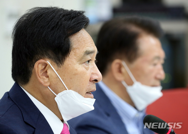 [서울=뉴시스] 고승민 기자 = 심재철 미래통합당 당대표 권한대행이 26일 서울 여의도 국회에서 현안 기자간담회를 하고 있다. 2020.04.26. kkssmm99@newsis.com