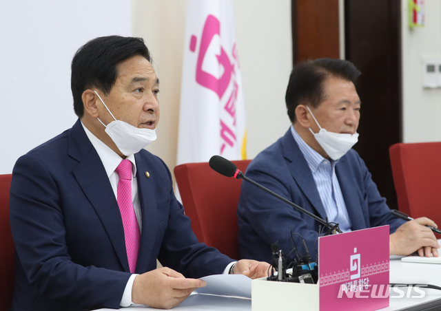 [서울=뉴시스] 고승민 기자 = 심재철 미래통합당 당대표 권한대행이 26일 서울 여의도 국회에서 현안 기자간담회를 하고 있다. 2020.04.26.kkssmm99@newsis.com