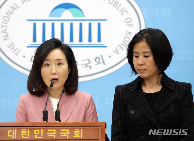 [서울=뉴시스] 고승민 기자 = 김미애 미래통합당, 전주혜 미래한국당 당선인이 26일 서울 여의도 국회 소통관에서 현안 기자회견을 하고 있다. 2020.04.26. kkssmm99@newsis.com