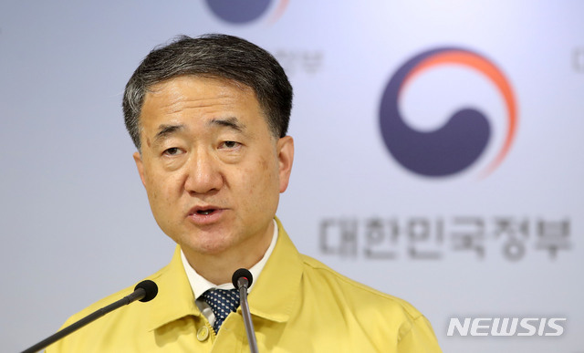 [서울=뉴시스] 박미소 기자 = 박능후 재난안전대책본부 1차장이 26일 오후 서울 종로구 정부서울청사에서 신종 코로나바이러스 감염증(코로나19) 대응 온라인 정례 브리핑을 하고 있다. 2020.04.26.&nbsp; misocamera@newsis.com