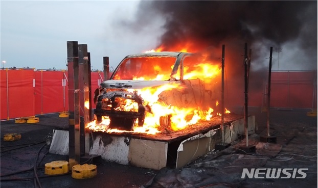 [세종=뉴시스] 전기자동차 화재 실험 모습. (사진= 소방청 제공) 2020.04.27.