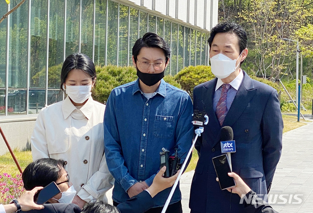 [천안=뉴시스]이종익 기자 = 27일 오전 대전지방법원 천안지원에서 열린 일명 '민식이법' 교통사고 가해자 선고 공판이 끝난 후 고 김민식군 부모가 변호인과 함께 기자회견을 하고 있다. 2020.04.27. 007news@newsis.com 