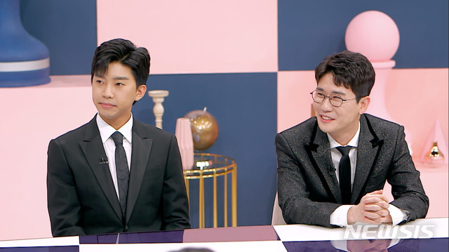 [서울=뉴시스] JTBC 예능 프로그램 '77억의 사랑'에 출연한 트로트 가수 임영웅(왼쪽)과 영탁 (사진=JTBC 제공) 2020.04.27. photo@newsis.com