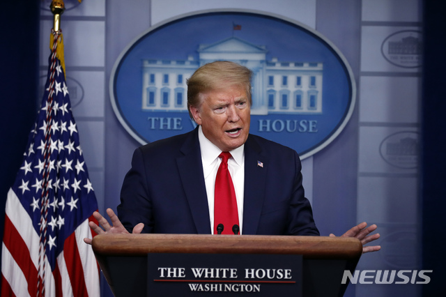 [워싱턴=AP/뉴시스]도널드 트럼프 미국 대통령이 지난 22일(현지시간) 백악관에서 신종 코로나바이러스 감염증(코로나19) 일일 브리핑을 하고 있다. 백악관은 지난 두 달간의 코로나19 대응 이후 트럼프 대통령이 미국 경제 후퇴를 막기 위해 어떤 노력을 하는 지 등을 알리는 데 집중할 계획인 것으로 알려졌다. 2020.04.27.