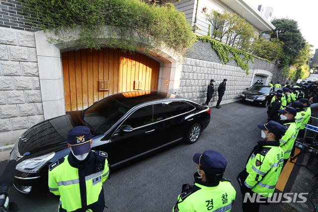 [서울=뉴시스]홍효식 기자= 전두환 전 대통령이 광주지방법원에서 열리는 재판 출석을 앞둔 27일 오전 서울 서대문구 연희동 자택 앞에 취재진과 경찰들이 대기하고 있다. 2020.04.27. yesphoto@newsis.com