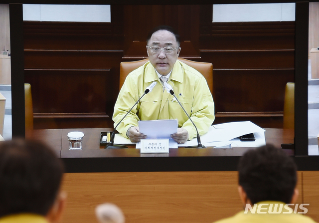 [서울=뉴시스]홍남기 부총리 겸 기획재정부 장관이 27일 서울 종로구 정부서울청사에서 서울-세종간 영상으로 제213차 대외경제장관회의를 주재, 발언을 하고 있다. (사진=기획재정부 제공) 2020.04.27. photo@newsis.com