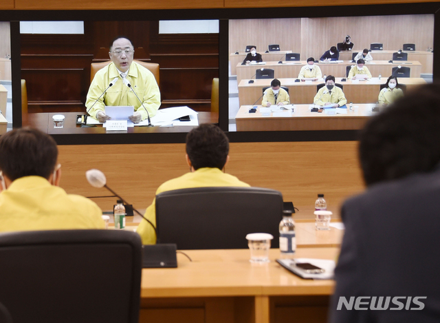 [서울=뉴시스]홍남기 부총리 겸 기획재정부 장관이 27일 서울 종로구 정부서울청사에서 서울-세종간 영상으로 제213차 대외경제장관회의를 주재, 발언을 하고 있다. (사진=기획재정부 제공) 2020.04.27. photo@newsis.com