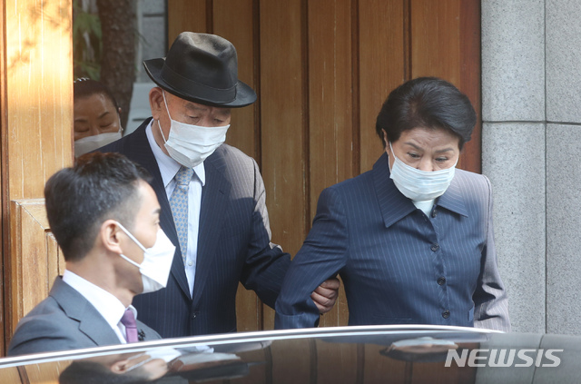 [서울=뉴시스]홍효식 기자=전두환 전 대통령이 27일 오전 광주지방법원에서 열리는 고 조비오 신부에 대한 사자명예훼손 혐의 관련 재판에 출석하기 위해 서울 서대문구 연희동 자택을 나서고 있다. 2020.04.27. yesphoto@newsis.com