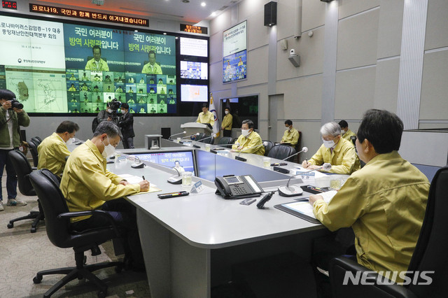 [서울=뉴시스] 박민석 기자 = 지난 27일 정세균 국무총리가 서울 종로구 정부서울청사에서 열린 '신종 코로나바이러스 감염증(코로나19) 대응 중앙재난안전대책본부 회의'에 참석해 모두발언을 하고 있다. 2020.04.27. mspark@newsis.com