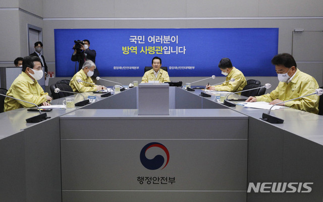 [서울=뉴시스] 박민석 기자 = 정세균 국무총리가 27일 오전 서울 종로구 정부서울청사에서 열린 '신종 코로나바이러스 감염증(코로나19) 대응 중앙재난안전대책본부 회의'에 참석해 모두발언을 하고 있다. 2020.04.27.&nbsp; mspark@newsis.com