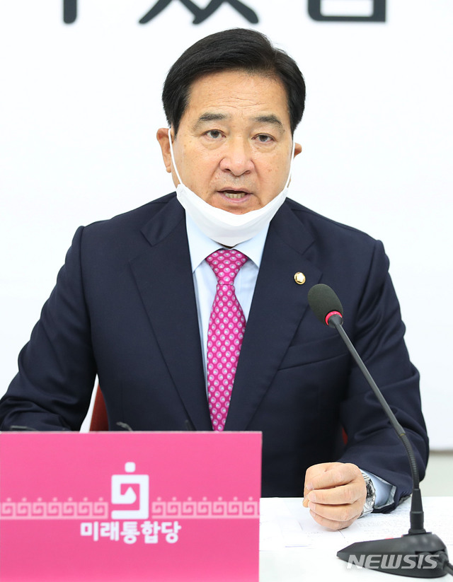 [서울=뉴시스] 김진아 기자 = 심재철 미래통합당 대표 권한대행이 27일 서울 여의도 국회에서 열린 최고위원회의 후 발언하고 있다. 2020.04.27.&nbsp; bluesoda@newsis.com