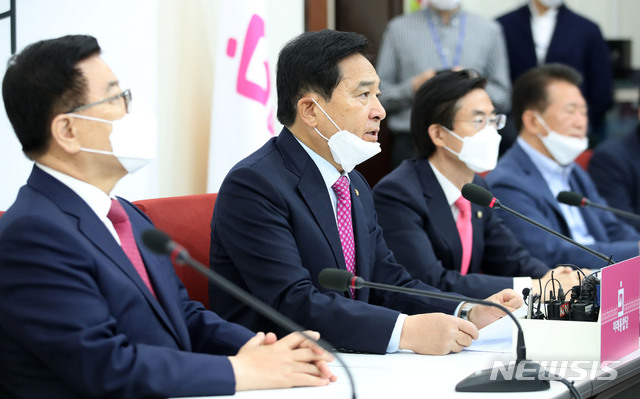 [서울=뉴시스] 김진아 기자 = 심재철 미래통합당 대표 권한대행이 27일 서울 여의도 국회에서 열린 최고위원회의 후 발언하고 있다. 2020.04.27.&nbsp; bluesoda@newsis.com