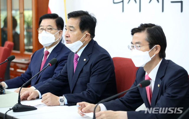 [서울=뉴시스] 김진아 기자 = 심재철 미래통합당 대표 권한대행이 27일 서울 여의도 국회에서 열린 최고위원회의 후 발언하고 있다. 2020.04.27. bluesoda@newsis.com