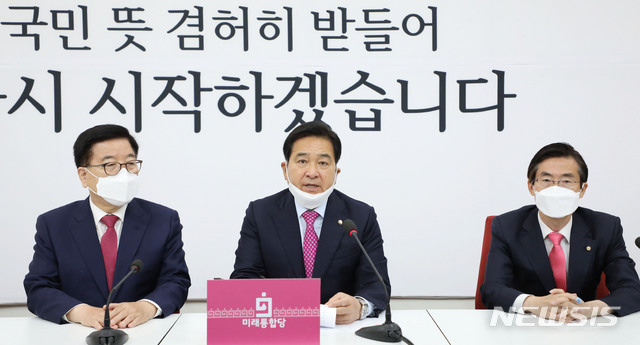 [서울=뉴시스] 김진아 기자 = 심재철 미래통합당 대표 권한대행이 27일 서울 여의도 국회에서 열린 최고위원회의 후 발언하고 있다. 2020.04.27. bluesoda@newsis.com