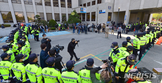 [광주=뉴시스] 변재훈 기자 = 5·18 당시 계엄군 헬기 사격을 주장한 故 조비오 신부의 명예를 훼손한 혐의로 재판을 받는 전두환(89)씨가 서울 연희동 자택에서 출발해 광주법정을 향한 27일 오전 광주 동구 광주지방법원 주변에서 경찰이 삼엄한 경비를 펼치고 있다. 2020.04.27.&nbsp; wisdom21@newsis.com