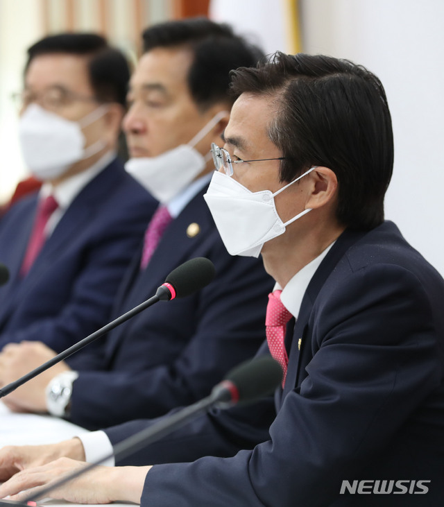 [서울=뉴시스] 김진아 기자 = 조경태 미래통합당 최고위원이 27일 서울 여의도 국회에서 열린 최고위원회의 후 발언하고 있다. 2020.04.27. bluesoda@newsis.com