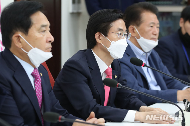 [서울=뉴시스] 김진아 기자 = 조경태 미래통합당 최고위원이 27일 서울 여의도 국회에서 열린 최고위원회의 후 발언하고 있다. 2020.04.27.&nbsp; bluesoda@newsis.com