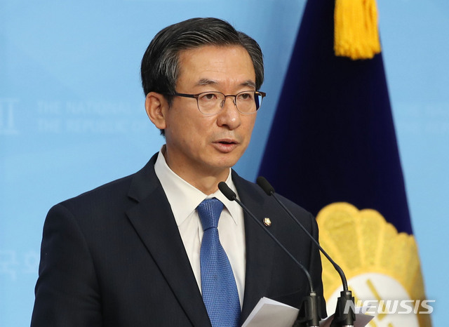 [서울=뉴시스] 김진아 기자 = 정성호 더불어민주당 의원이 27일 서울 여의도 국회 소통관에서 더불어민주당 원내대표 출마 선언 기자회견을 하고 있다. 2020.04.27. bluesoda@newsis.com