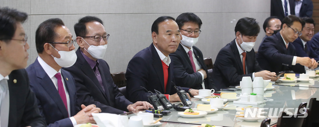 [서울=뉴시스]김명원 기자 = 미래통합당 박덕흠 의원 등 21대 3선 당선 의원들이 27일 오전 서울 여의도 국회 의원회관에서 모임을 갖고 있다. 이날 회의에는 김도읍, 김태흠, 박덕흠, 이종배, 이헌승, 이채익, 유의동, 윤재옥, 조해진, 장제원, 하태경 의원이 참석했다. 2020.04.27. kmx1105@newsis.com