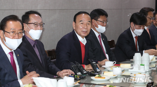 [서울=뉴시스]김명원 기자 = 미래통합당 박덕흠 의원 . 2020.04.27. kmx1105@newsis.com