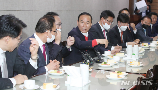 [서울=뉴시스]김명원 기자 = 미래통합당 박덕흠 의원 등 21대 3선 당선 의원들이 27일 오전 서울 여의도 국회 의원회관에서 모임을 갖고 있다. 이날 회의에는 김도읍, 김태흠, 박덕흠, 이종배, 이헌승, 이채익, 유의동, 윤재옥, 조해진, 장제원, 하태경 의원이 참석했다. 2020.04.27. kmx1105@newsis.com