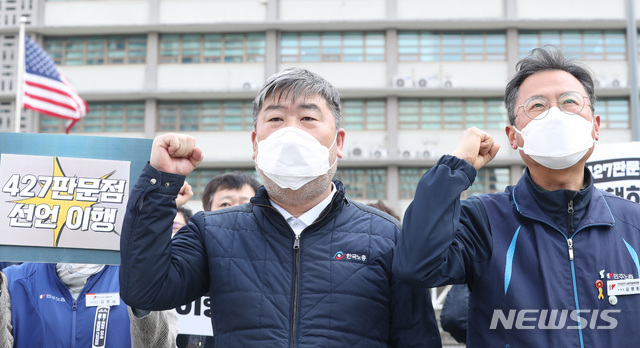 [서울=뉴시스] 전진환 기자 = 김명환(오른쪽) 민주노총 위원장, 김동명 한국노총 위원장 등 참석자들이 4.27판문점 선언 발표 2주년 기념 양대노총 공동 기자회견이 열린 27일 오전 서울 광화문광장에서 구호를 외치고있다. 2020.04.27.   amin2@newsis.com