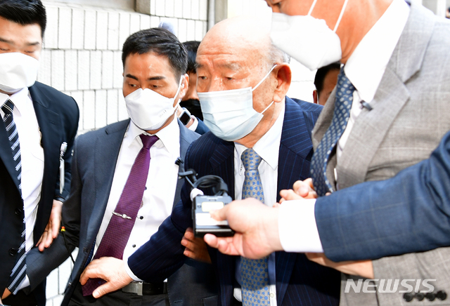 [광주=뉴시스] 류형근 기자 = 고(故) 조비오 신부에 대해 사자명예훼손 혐의를 받고 있는 전두환씨가 27일 오후 광주 동구 광주지법에서 열리는 재판에 출석하기 위해 법정동으로 들어서고 있다. 2020.04.27.&nbsp; hgryu77@newsis.com