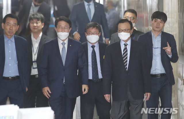 [서울=뉴시스]김명원 기자 = 이해찬 더불어민주당 대표가 27일 서울 여의도 국회 제4회의장에서 비공개로 열린 더불어민주당-더불어시민당 제21대 국회의원 당선자(초선) 워크숍에 참석하고 있다. 2020.04.27. kmx1105@newsis.com