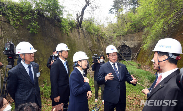 [고성(강원)=뉴시스]사진공동취재단 = 27일 고성군 현내면 명파리 옛 동해북부선 배봉터널에서 김연철 통일부 장관, 김현미 국토교통부 장관, 권구훈 북방경제협력위원회 위원장, 최문순 강원도지사가 철도사업 현장을 둘러보고 있다. 2020.04.27. photo@newsis.com