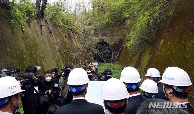 [고성(강원)=뉴시스]사진공동취재단 = 27일 고성군 현내면 명파리 옛 동해북부선 배봉터널에서 김연철 통일부 장관, 김현미 국토교통부 장관, 권구훈 북방경제협력위원회 위원장, 최문순 강원도지사가 철도사업 현장을 둘러보고 있다. 2020.04.27. photo@newsis.com