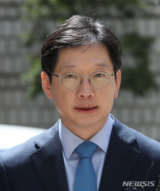 [서울=뉴시스] 조수정 기자 = 포털사이트(드루킹) 댓글 조작 사건 공모 혐의(컴퓨터등장애업무방해)로 1심에서 징역 2년을 선고받은 김경수 경남도지사가 27일 2심 속행 공판에 출석하기 위해 서울 서초동 서울고등법원으로 들어서고 있다. 2020.04.27. chocrystal@newsis.com