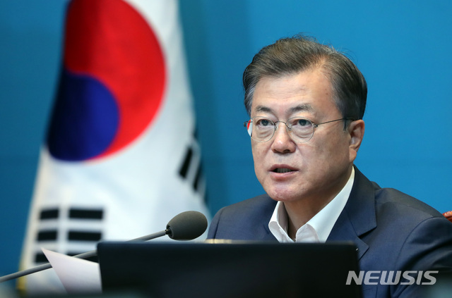[서울=뉴시스]박영태 기자 = 문재인 대통령이 27일 오후 청와대에서 열린 수석·보좌관 회의에 참석해 발언을 하고 있다. 2020.04.27. since1999@newsis.com