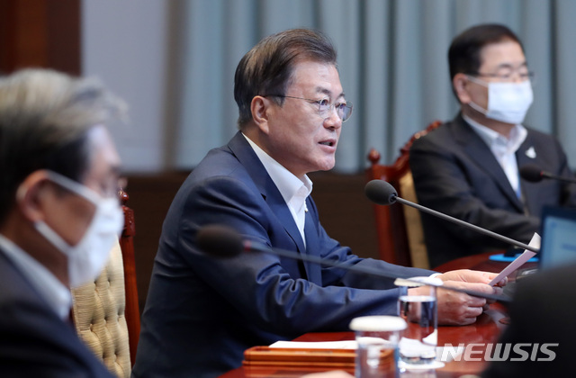 [서울=뉴시스]박영태 기자 = 문재인 대통령이 27일 오후 청와대에서 열린 수석·보좌관 회의에 참석해 발언을 하고 있다. 2020.04.27.since1999@newsis.com
