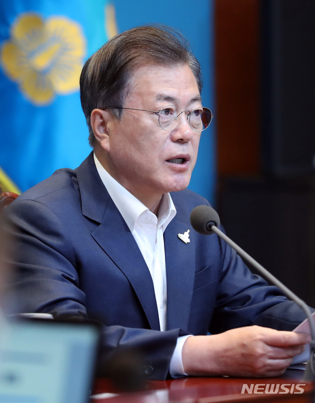 [서울=뉴시스]박영태 기자 = 문재인 대통령이 27일 오후 청와대에서 열린 수석·보좌관 회의에 참석해 발언을 하고 있다. 2020.04.27. since1999@newsis.com