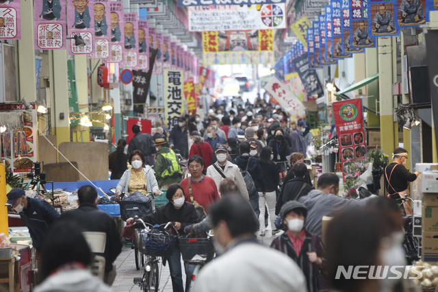  [도쿄=AP/뉴시스]27일 일본 도쿄 인근 요코하마 쇼핑가에서 신종 코로나바이러스 감염증(코로나19) 예방을 위해 마스크를 쓴 시민들이 지나고 있다. 스가 요시히데 관방장관은 한국 정부가 코로나19 감염 여부를 알 수 있는 유전자 증폭(PCR) 검사 장비를 일본에 지원하려 한다는 일본 언론 보도와 관련해 논의한 바 없다고 밝혔다. 그는 "한국 정부와 구체적인 논의를 한 사실이 없다"라고 선을 그었다. 2020.04.27. 