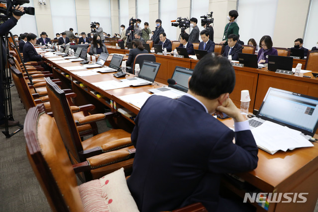 [서울=뉴시스] 김진아 기자 = 야당 의원들이 불참한 가운데 27일 서울 여의도 국회에서 2020년도 제2회 추가경정예산안 등에 관한 행정안전위원회 전체회의가 열리고 있다. 2020.04.27. bluesoda@newsis.com
