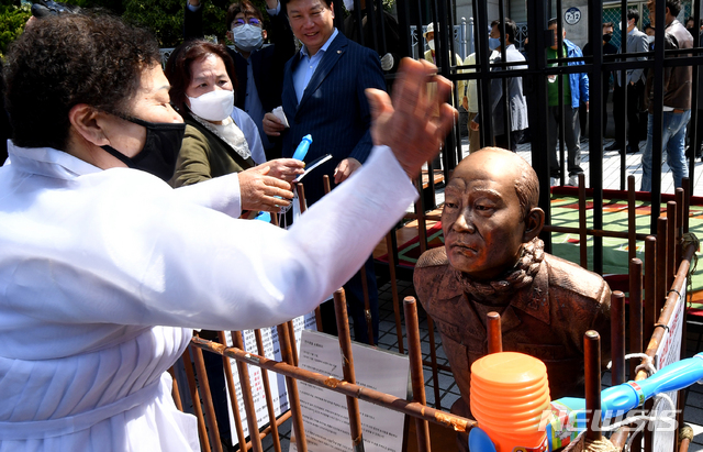 [광주=뉴시스] 신대희 기자 = 5·18 민주화운동 때 자식을 잃은 오월 어머니가 전두환씨가 형사재판에 출석한 27일 광주지법 앞에서 전두환 단죄상에 분노를 표하고 있다. 2020.04.27. sdhdream@newsis.com