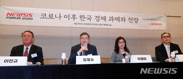 [서울=뉴시스] 이영환 기자 = 27일 오후 서울 영등포구 전경련회관 컨퍼런스센터 에메랄드룸에서 2020 뉴시스 포럼 '코로나 이후 한국 경제 과제와 전망'이 진행되고 있다. 왼쪽부터 사회를 맡은 이진규 고려대 명예교수, 패널 참석자 김영수 산업연구원 부원장, 이경미 서울대 경영학과 교수, 홍준표 현대경제연구원 동향분석팀 연구위원. 2020.04.27.&nbsp; 20hwan@newsis.com 