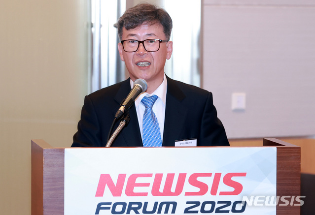 [서울=뉴시스] 이영환 기자 = 김형기 뉴시스 대표이사 사장이 27일 오후 서울 영등포구 전경련회관 컨퍼런스센터 에메랄드룸에서 열린 2020 뉴시스 포럼 '코로나 이후 한국 경제 과제와 전망'에 참석해 인사말을 하고 있다. 2020.04.27.&nbsp; 20hwan@newsis.com