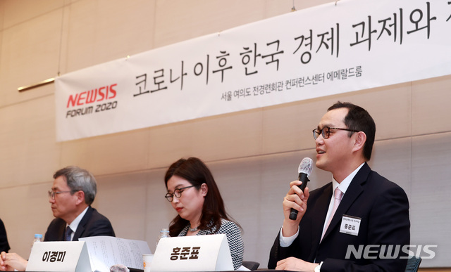 [서울=뉴시스] 이영환 기자 = 홍준표(오른쪽) 현대경제연구원 동향분석팀 연구위원이 27일 오후 서울 영등포구 전경련회관 컨퍼런스센터 에메랄드룸에서 열린 2020 뉴시스 포럼 '코로나 이후 한국 경제 과제와 전망'에 참석해 패널토론을 하고 있다. 2020.04.27.&nbsp; 20hwan@newsis.com