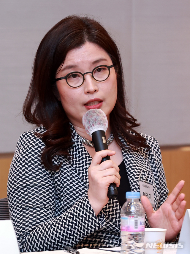 [서울=뉴시스] 이영환 기자 = 이경미 서울대 경영학과 교수가 27일 오후 서울 영등포구 전경련회관 컨퍼런스센터 에메랄드룸에서 열린 2020 뉴시스 포럼 '코로나 이후 한국 경제 과제와 전망'에 참석해 패널토론을 하고 있다. 2020.04.27.&nbsp; 20hwan@newsis.com