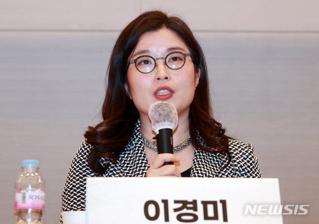 [서울=뉴시스] 이영환 기자 = 이경미 서울대 경영학과 교수가 27일 오후 서울 영등포구 전경련회관 컨퍼런스센터 에메랄드룸에서 열린 2020 뉴시스 포럼 '코로나 이후 한국 경제 과제와 전망'에 참석해 패널토론을 하고 있다. 2020.04.27.&nbsp; 20hwan@newsis.com