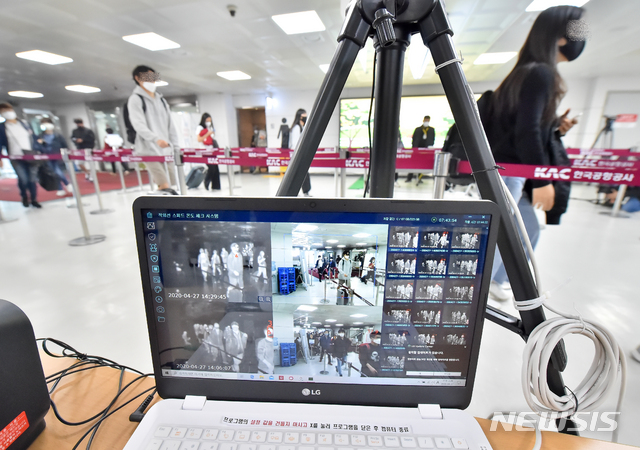 [제주=뉴시스] 제주공항 국내선입국장에 관광객들이 신종 코로나바이러스 감염증(코로나19) 확산 방지를 위한 발열 검사대를 통과하고 있다. (사진=뉴시스DB)