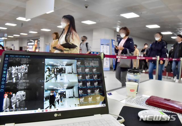[제주=뉴시스]우장호 기자 = 정부가 사회적 거리두기를 제한적으로 완화한 가운데 27일 오후 제주공항 국내선입국장에 관광객들이 신종 코로나바이러스 감염증(코로나19) 확산 방지를 위한 발열 검사대를 통과하고 있다. 2020.04.27.&nbsp; woo1223@newsis.com