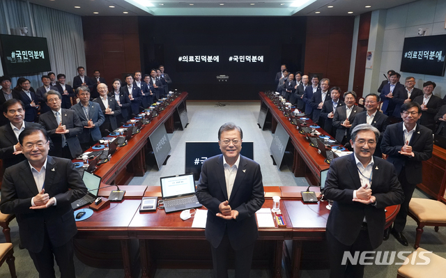 [서울=뉴시스]박영태 기자 = 지난 27일 문재인 대통령이 청와대에서 수석·보좌관 회의에 참석해 신종 코로나바이러스 감염증(코로나19) 의료인에게 고마움을 전하는 '덕분에 챌린지'를 하고 있다. 2020.04.27.since1999@newsis.com