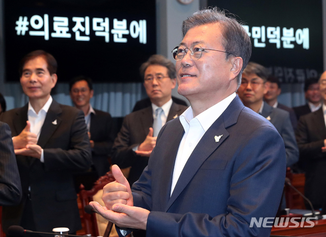 [서울=뉴시스]박영태 기자 = 문재인 대통령이 27일 오후 청와대에서 수석·보좌관 회의에 참석해 신종 코로나바이러스 감염증(코로나19) 의료인에게 고마움을 전하는 '덕분에 챌린지'를 하고 있다.‘덕분에 챌린지’는 인스타그램 등 SNS에 '존경'과 '자부심'을 뜻하는 수어 동작 사진이나 영상을 올리고 '#덕분에캠페인', '#덕분에챌린지', '#의료진덕분에' 등 3개의 해시태그를 붙이는 국민 참여 캠페인이다. 2020.04.27.since1999@newsis.com