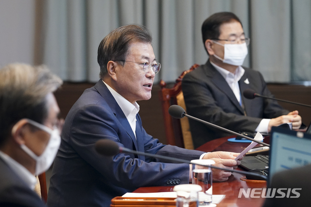 [서울=뉴시스]박영태 기자 = 문재인 대통령이 27일 오후 청와대에서 열린 수석·보좌관 회의에 참석해 발언을 하고 있다. 2020.04.27.&nbsp; since1999@newsis.com